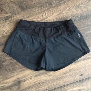 Black Oiselle Roga shorts